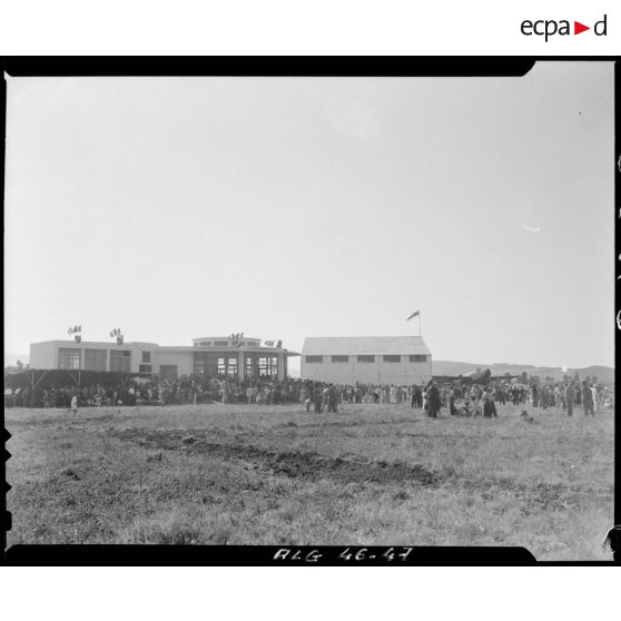 Vue d'ensemble du meeting d'aviation à Philippeville (Skikda).