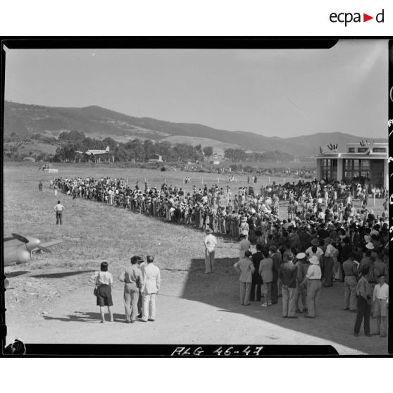 Vue aérienne du meeting d'aviation à Philippeville (Skikda).