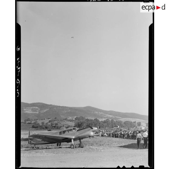 Vue d'un avion de liaison sur une base du meeting d'aviation à Philippeville (Skikda).