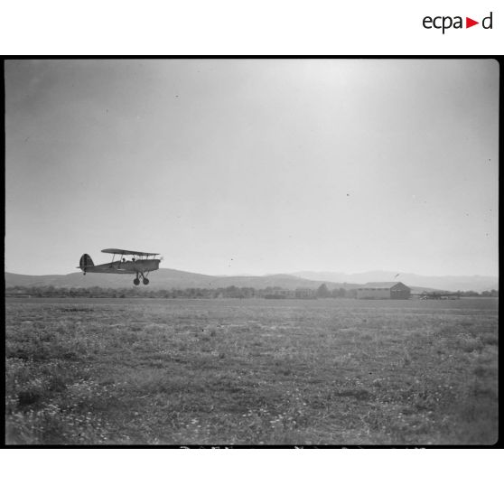 Atterrissage d'un biplan d'entrainement de voltige aérienne.