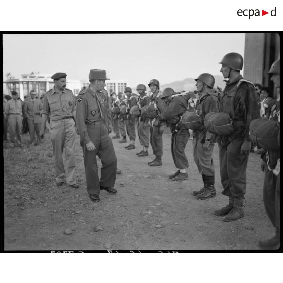 Une autorité d'un bataillon de parachutiste  passe en revue des parachutistes militaires.
