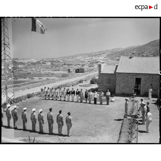 Plan en plongée de la cérémonie du baptême de promotion, à Alger, du centre national de vol à voile du Djebel Diss.