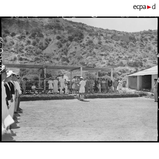Une personnalité militaire prononce un discours lors de la cérémonie du baptême de promotion, à Alger, du centre national de vol à voile du Djebel Diss.