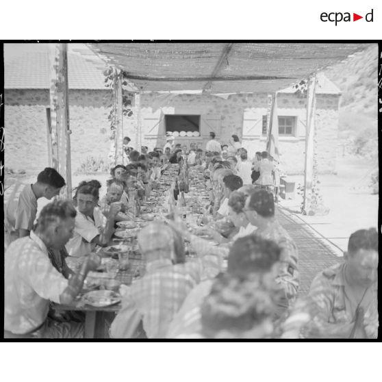 Scène de repas lors du baptême de promotion, à Alger, du centre national de vol à voile du Djebel Diss.