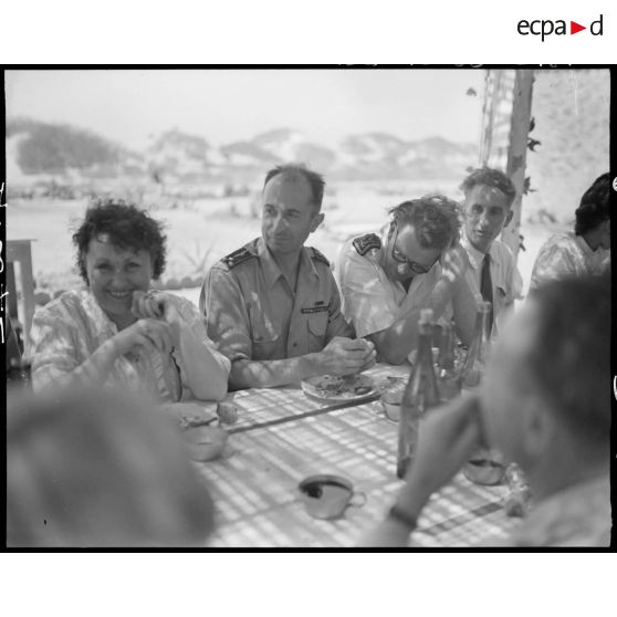 Scène de repas lors du baptême de promotion, à Alger, du centre national de vol à voile du Djebel Diss, en présence d'autorités militaires et civiles.