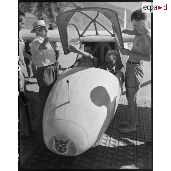 Une autorité militaire s'apprête à faire un vol à bord d'un planeur.