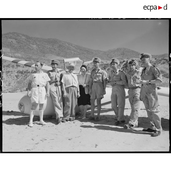 Photographie de groupe rassemblant des autorités civiles et militaires devant un planeur.