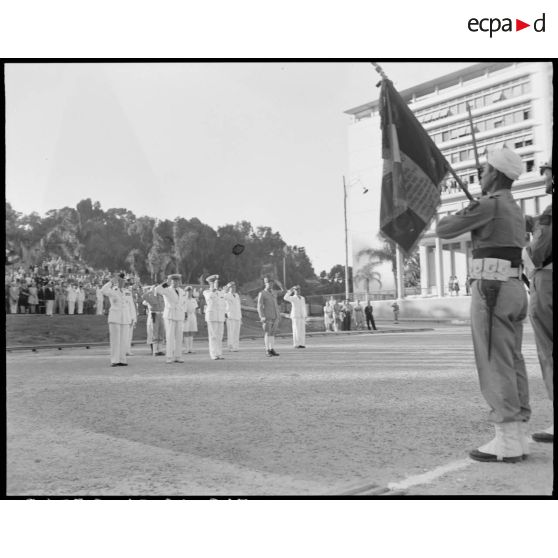 Prise d'armes au forum d'Alger, en présence du général de brigade Jean Breuillac.