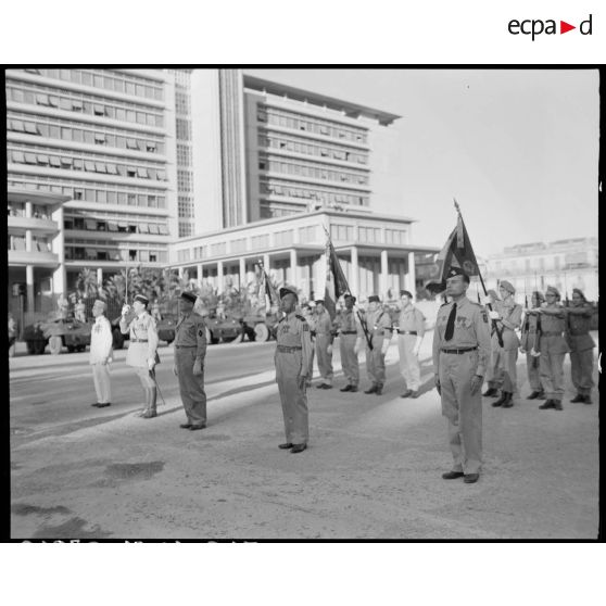 Prise d'armes et remise de décorations au forum d'Alger.