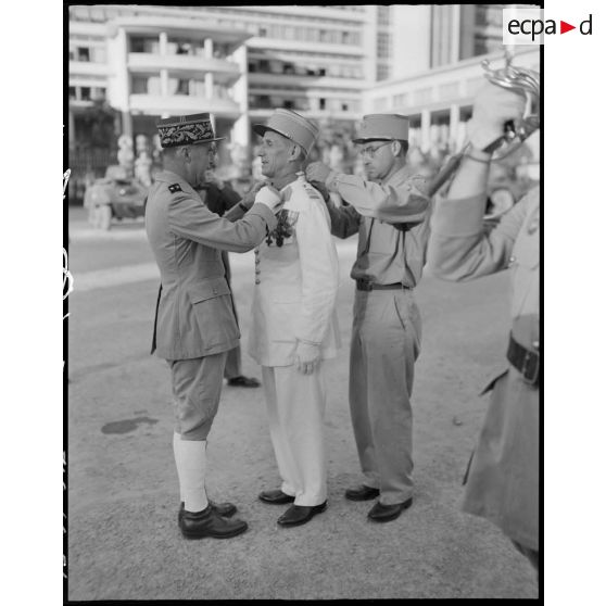 Cérémonie de remise de décorations présidée par le général de brigade Jean Breuillac.