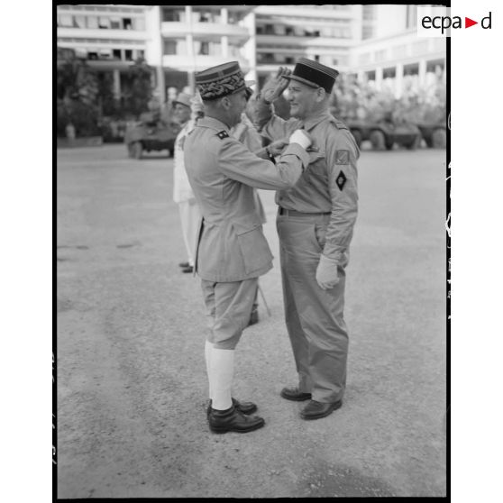 Cérémonie de remise de décorations présidée par le général de brigade Jean Breuillac.