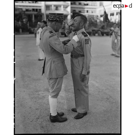 Le général de brigade Jean Breuillac décore le général Kientz.