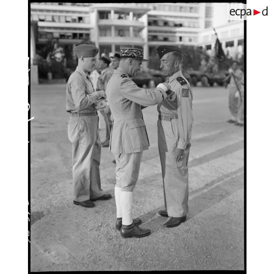 Le général de brigade Jean Breuillac remet une décoration au général André Kientz.