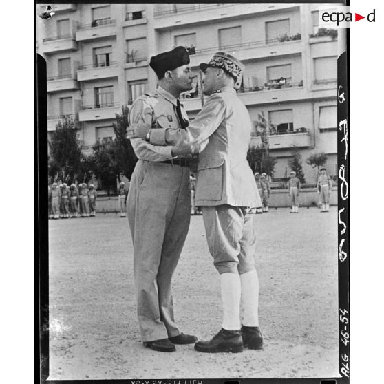 Cérémonial de remise de décorations présidée par le général de brigade Jean Breuillac.