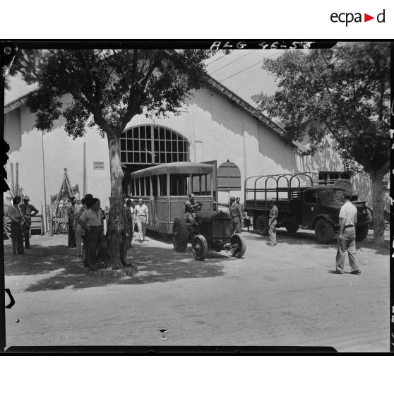 Sortie à Alger du premier wagon de l'EGM (établissement général du matériel) pour la société des chemins de fer sur routes d'Algérie (CFRA).