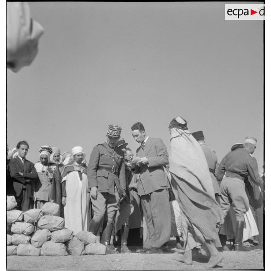 Fin de manoeuvre en présence d'autorités civiles et militaires dans les Aurès.