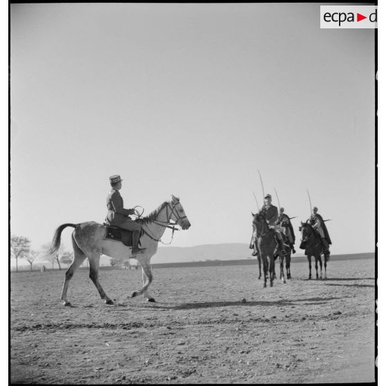 Fin de manoeuvre en présence d'autorités civiles et militaires dans les Aurès.