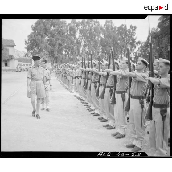 Le général de brigade Jean Breuillac passe en revue une unité militaire.