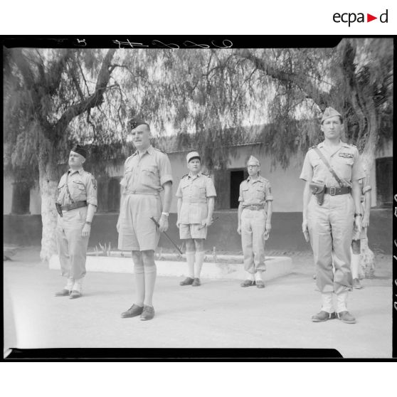 Photographie de groupe rassemblant le général de brigade Jean Breuillac accompagné d'autorités militaires.