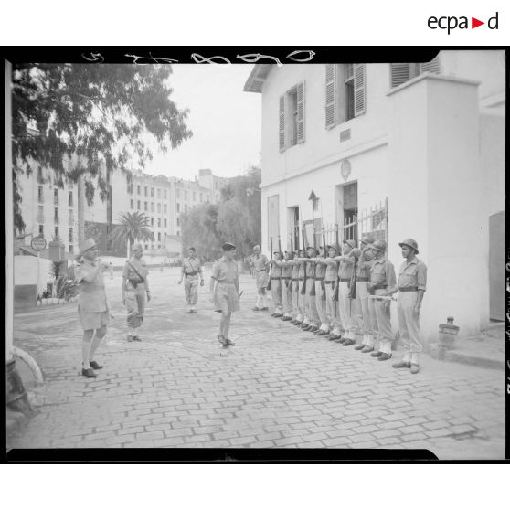 Le général de brigade Jean Breuillac passe en revue une unité militaire.