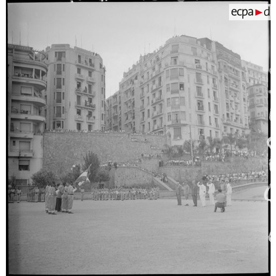 Cérémonie militaire à l'occasion du retour à Alger du 9e bataillon de zouaves (BZ), sur la place du forum d'Alger.