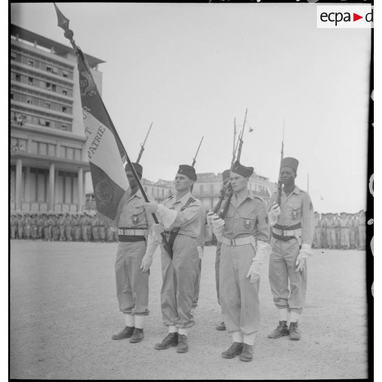 Garde au drapeau d'une unité militaire.