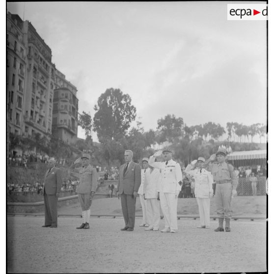 Yves Chataigneau, gouverneur général de l'Algérie, Henry Martin, général de corps d'armée et Jean Breuillac, général de brigade, assistent à la cérémonie militaire à l'occasion du retour à Alger du 9e bataillon de zouaves (BZ), sur la place du forum d'Alger.