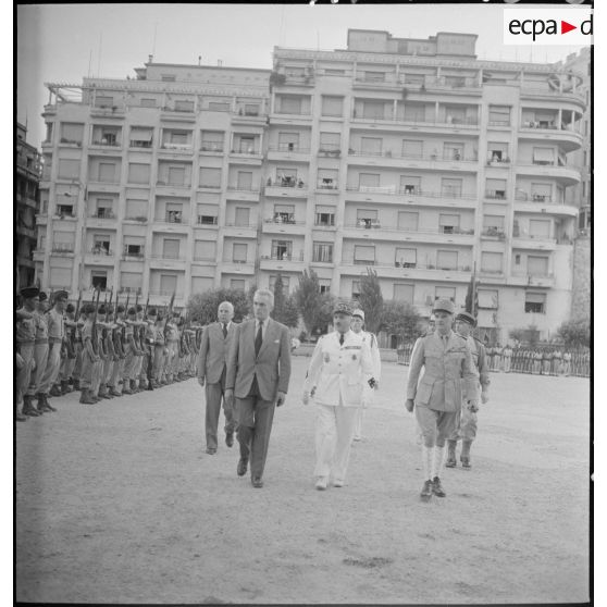 Yves Chataigneau, gouverneur général de l'Algérie, Henry Martin, général de corps d'armée et Jean Breuillac, général de brigade, passent en revue des unités militaires, sur la place du forum d'Alger.