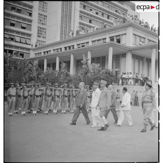 Yves Chataigneau, gouverneur général de l'Algérie, Henry Martin, général de corps d'armée et Jean Breuillac, général de brigade, passent en revue des unités militaires, sur la place du forum d'Alger.