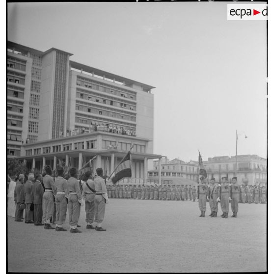 Cérémonie militaire à l'occasion du retour à Alger du 9e bataillon de zouaves (BZ), sur la place du forum d'Alger.
