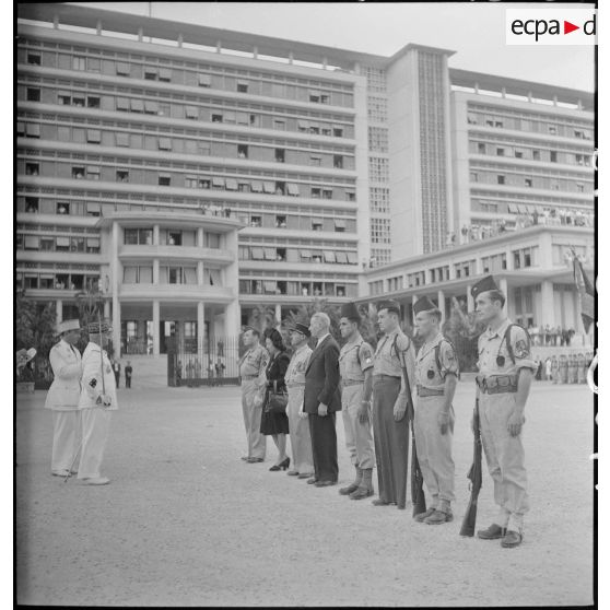 Cérémonial de remise de décorations présidé par le général de corps d'armée Henry Martin, sur la place du forum d'Alger.