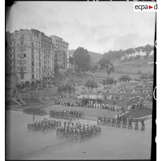 Plan général de la cérémonie militaire à l'occasion du retour du 9e bataillon de zouaves (BZ), sur la place du forum d'Alger.