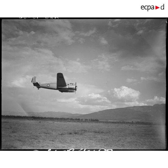 Démonstration en vol des capacités d'un avion de transport léger.