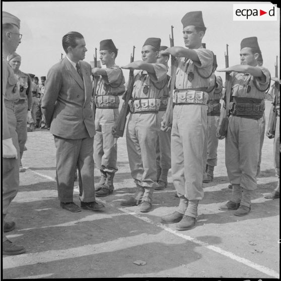 Le ministre des Armées Edmond Michelet passe en revue une unité de tirailleurs.