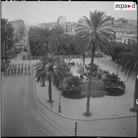 Plan d'ensemble en plongée d'une cérémonie militaire.