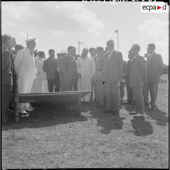 Photographie de groupe rassemblant des personnalités civiles, dont le ministre des Armées, Edmond Michelet et des autorités militaires.