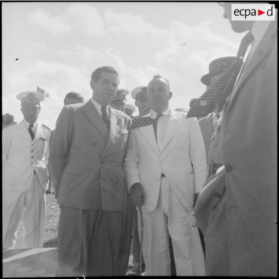 Portrait du ministre des Armées, Edmond Michelet, accompagné d'une autorité civile et d'autorités militaires.