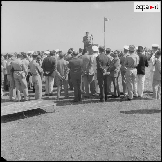 Le ministre des Armées, Edmond Michelet, prononce un discours, sous le regard d'autorités civiles et militaires.
