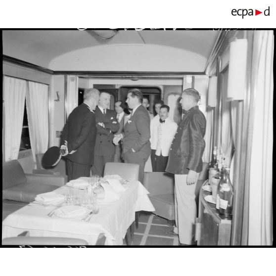 Des autorités civiles et militaires s'entretiennent à l'occasion de la cérémonie du départ d'Afrique française du nord (AFN) des derniers éléments de l'armée britannique.