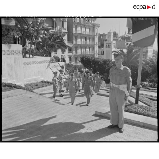 Le général de corps d'armée Henry Martin s'entretient avec une autorité militaire devant le monument aux morts d'Alger.