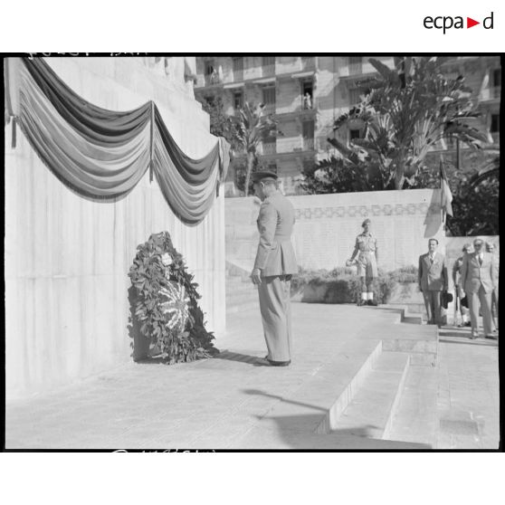 Une autorité militaire se recueille devant le monument aux morts d'Alger.