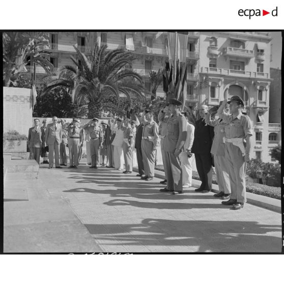 Cérémonie à l'occasion du départ d'Afrique française du nord (AFN) des derniers éléments de l'armée britannique devant le monument aux morts d'Alger, en présence du général de corps d'armée Henry Martin.