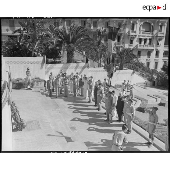 Cérémonie à l'occasion du départ d'Afrique française du nord (AFN) des derniers éléments de l'armée britannique devant le monument aux morts d'Alger, en présence du général de corps d'armée Henry Martin.