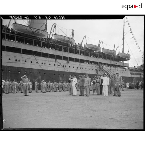 Cérémonie à l'occasion du départ d'Afrique française du nord (AFN) des derniers éléments de l'armée britannique sur le port d'Alger, en présence du général de corps d'armée Henry Martin.