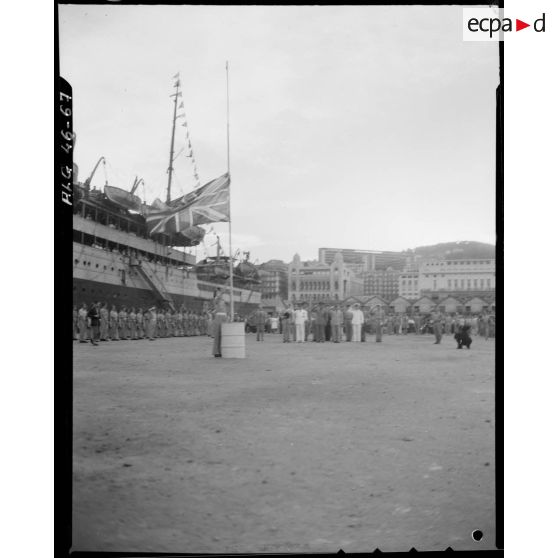 Cérémonie à l'occasion du départ d'Afrique française du nord (AFN) des derniers éléments de l'armée britannique sur le port d'Alger.