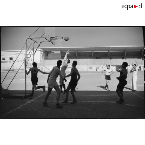 Finale de basket-ball militaire dans le stade municipal d'Alger.