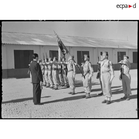 Edmond Michelet, ministre des Armées, passe en revue le 1e régiment de tirailleurs algériens (RTA).