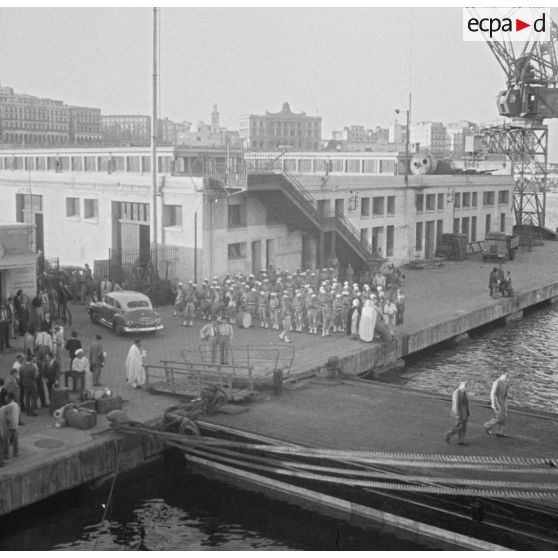 Vue d'ensemble en plongée du départ des pèlerins musulmans pour la Mecque à bord de l'Atlas, sur le port d'Alger.