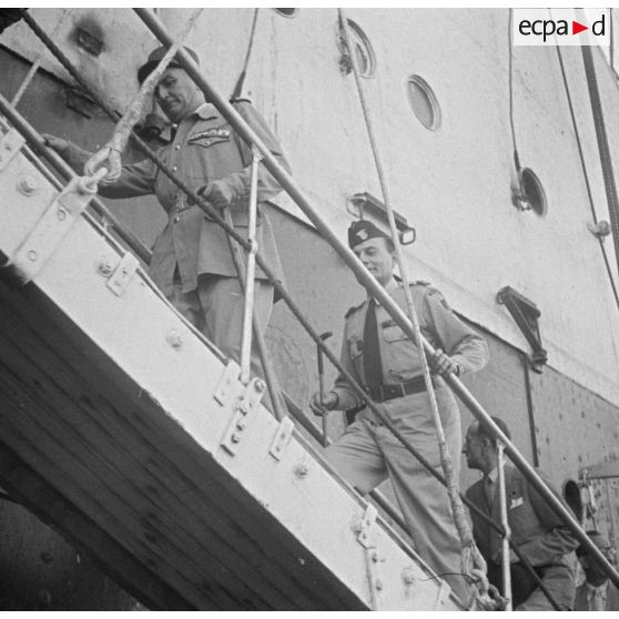 Des autorités militaires montent à bord de l'Atlas.