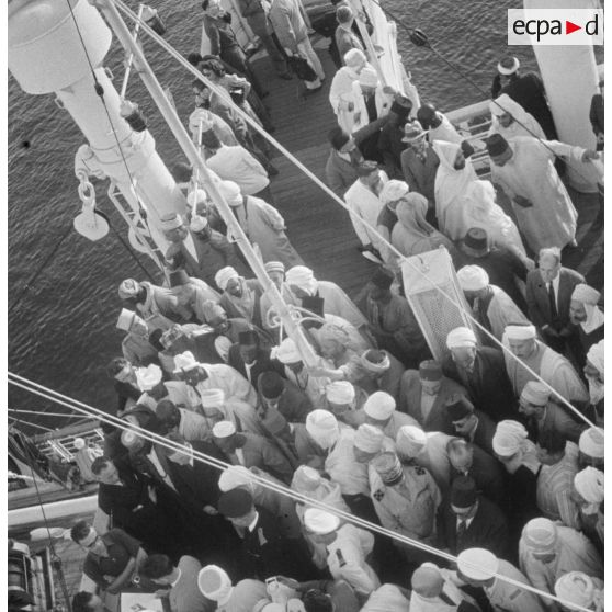 Plan en plongée du départ des pèlerins musulmans pour la Mecque à bord de l'Atlas.